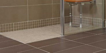 Stepless wetroom decorated with brown and beige tiles