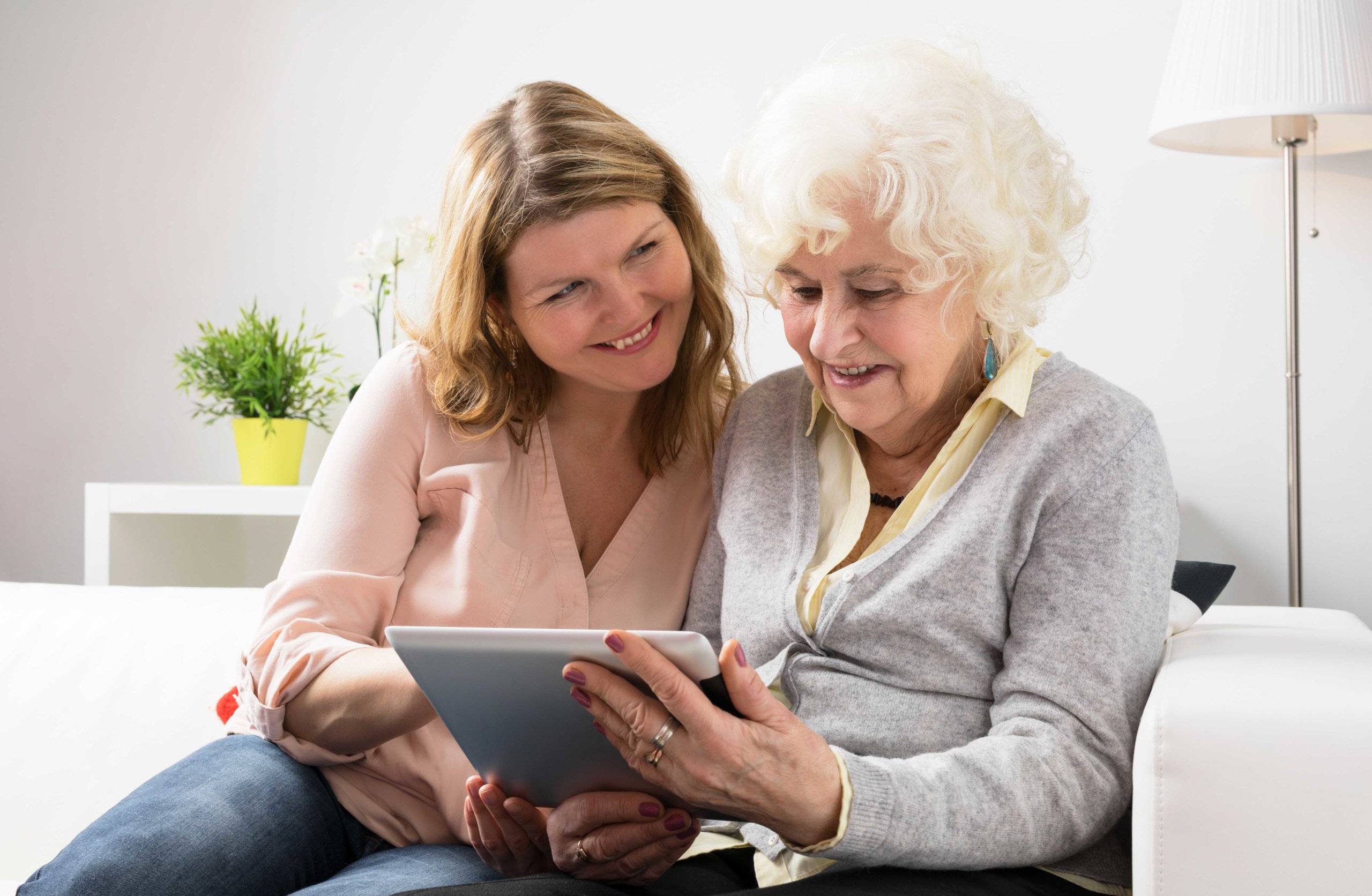 older-mother-daughter-on-computer