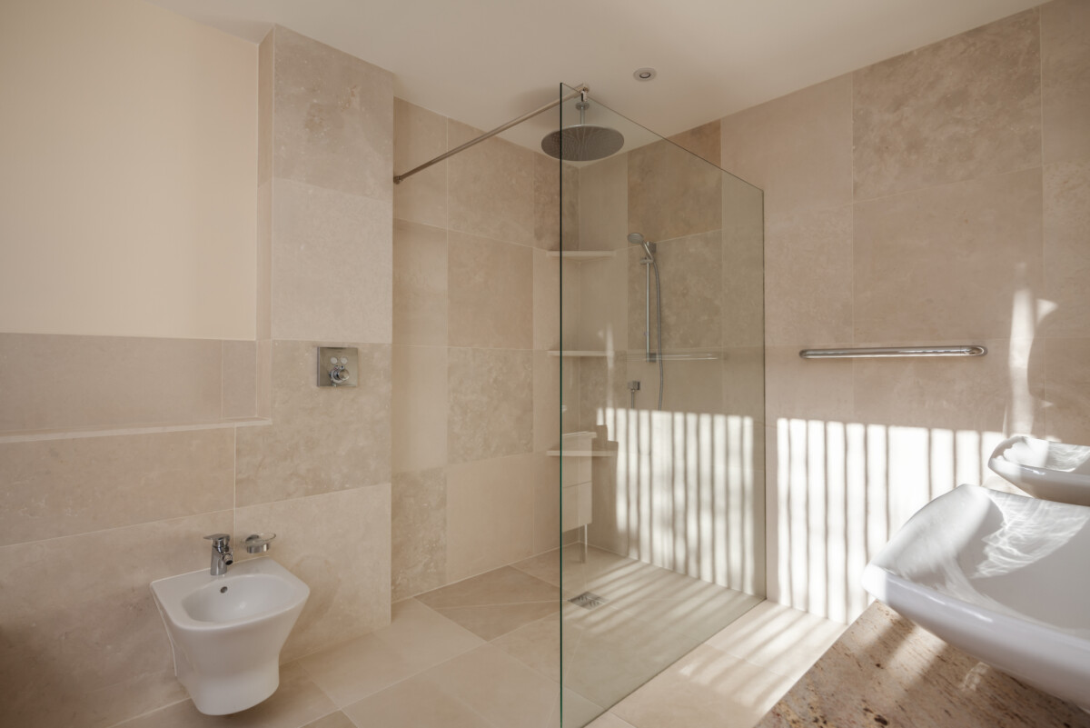 Walk in shower cubicle
